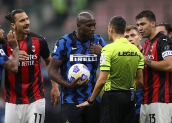 Lukaku already nervous after Romagnoli’s foul. The argument with Ibrahimovic