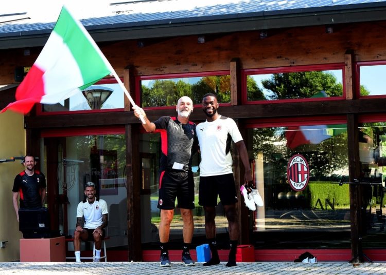 Stefano Pioli and Fikayo Tomori of AC Milan