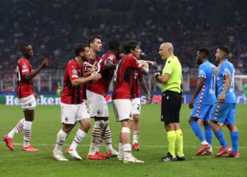 Gazzetta: Referee Cuneyt Çakır poorly handles the AC Milan-Atletico Madrid game and changes everything