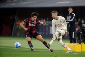 Aaron Hickey of Bologna and Samu Castillejo of AC Milan