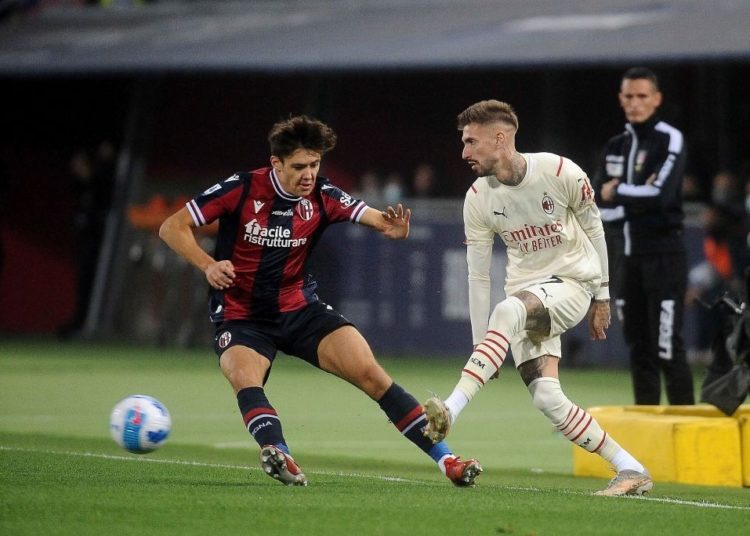 Aaron Hickey of Bologna and Samu Castillejo of AC Milan