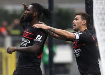 Franck Kessie and Alessio Romagnoli of AC Milan