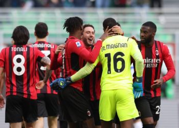 Mike Maignan and AC Milan players celebrate