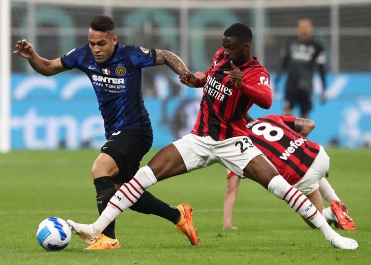 Fikayo Tomori of AC Milan and Lautaro Martinez of Inter