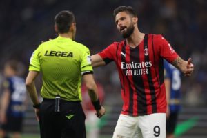 Referee mariani and olivier giroud of ac milan