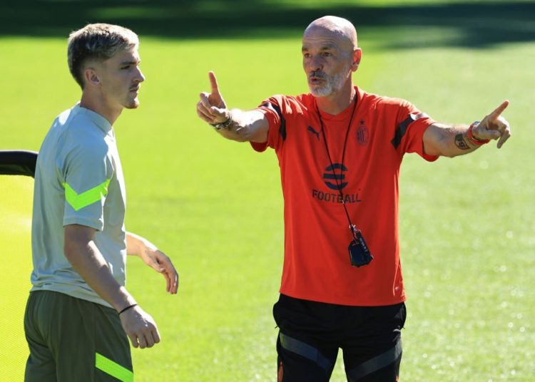 Stefano Pioli Alexis Saelemaekers AC Milan