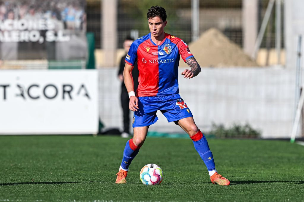 Riccardo Calafiori of Genoa CFC controls the ball during the Serie A  News Photo - Getty Images