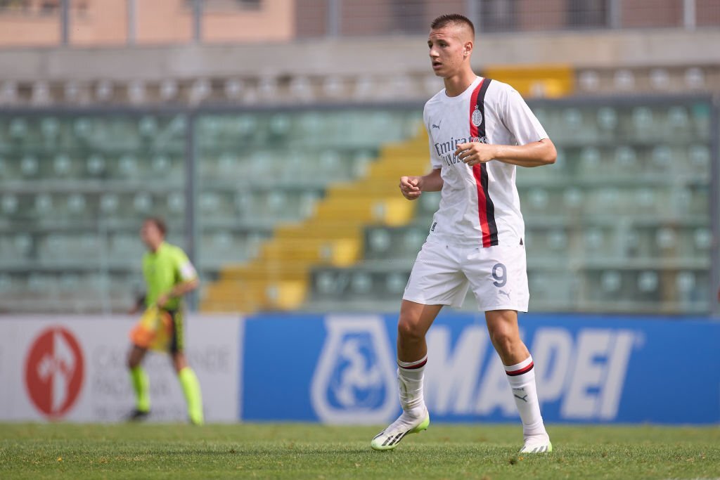 After Bartesaghi, another Milan Primavera talent signs on a professional  contract with AC Milan