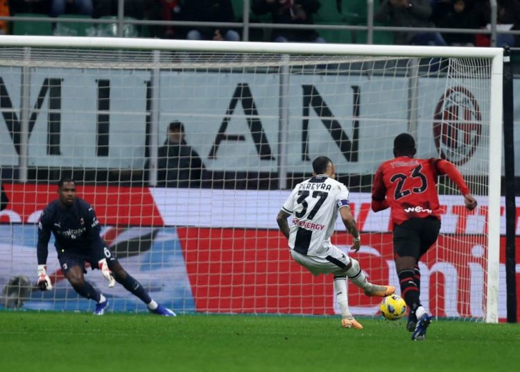 Roberto Pereyra udinese scores penalty vs Milan