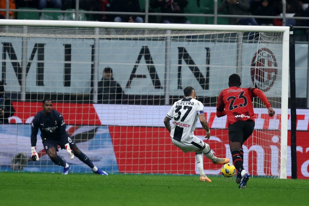 Roberto Pereyra udinese scores penalty vs Milan