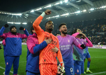 Mike Maignan and AC Milan players celebrate