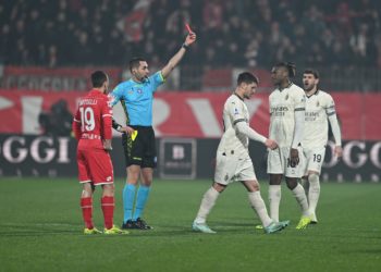 AC Milan's Luka Jovic receives a red card during match vs AC Monza in Serie A. يوفيتش ميلان
