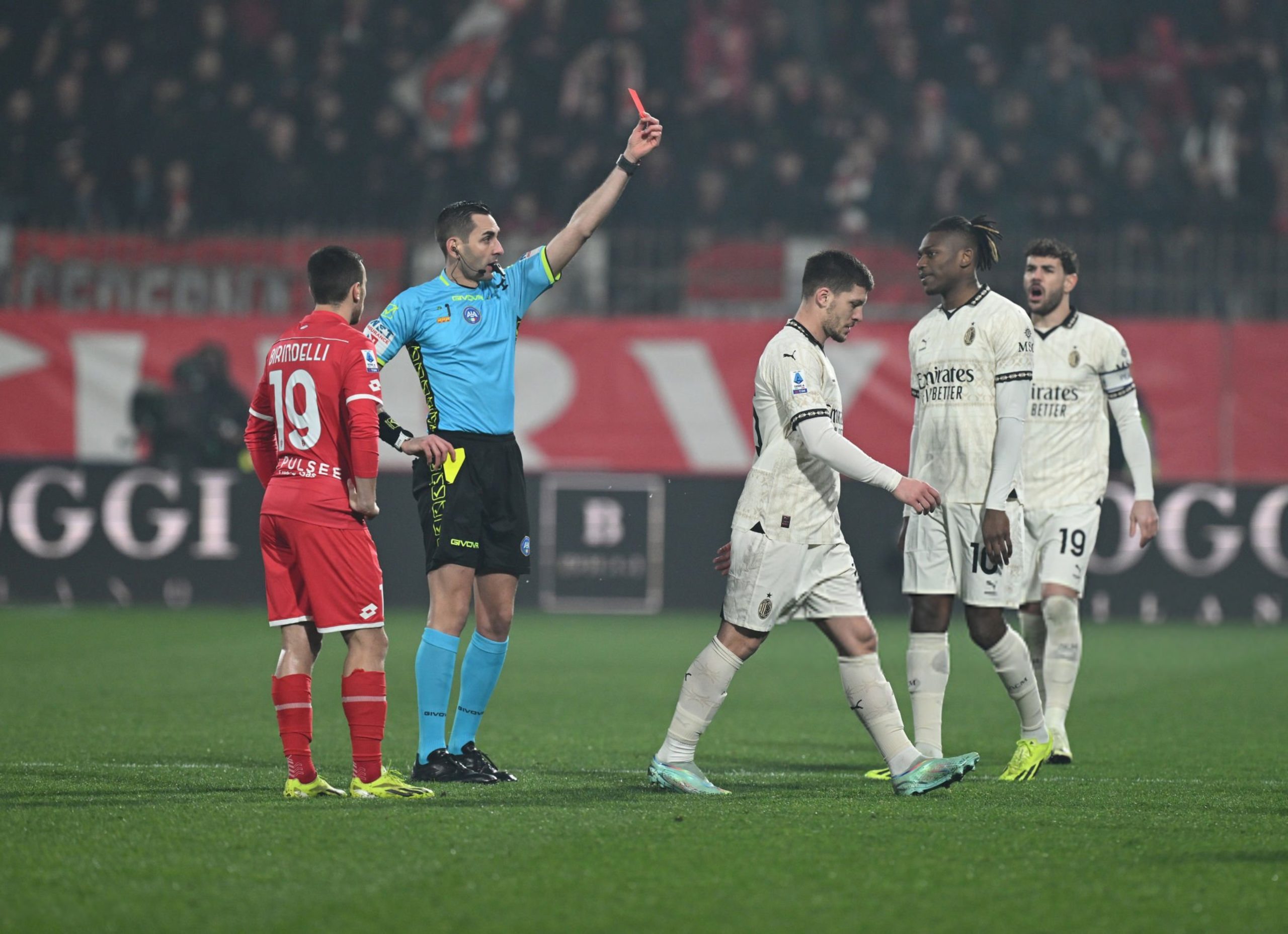AC Milan's Luka Jovic receives a red card during match vs AC Monza in Serie A.يوفيتش ميلان