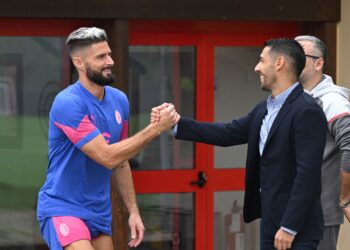 Olivier Giroud and Geoffrey Moncada (AC Milan via Getty)