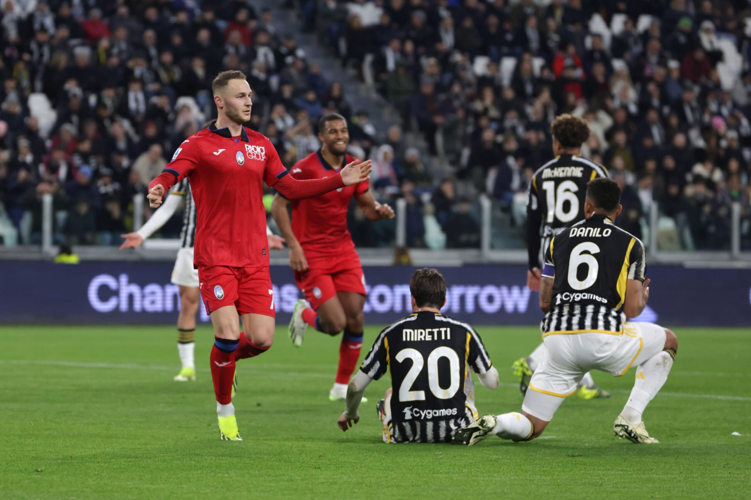 Atalanta's Teun Koopmeiners scores against Juventus 