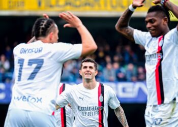 Christian Pulisic, Noah Okafor and Samuel Chukwueze celebrate together (AC Milan)