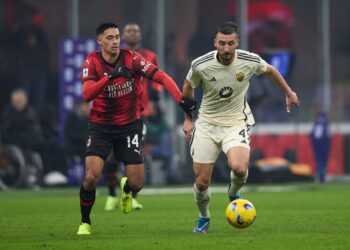 Tijjani Reijnders of AC Milan vies for the ball with Bryan Cristante of AS Roma (Getty)