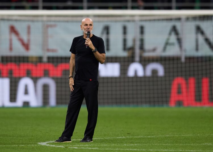 Stefano Pioli bids farewell to the AC Milan team after the end of the match against Salernitana at the San Siro on May 26, 2024 (Getty Images)