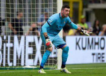 MILAN, ITALY - MAY 11: Simone Scuffet of Cagliari Calcio in action uring the Serie A TIM match between AC Milan and Cagliari at Stadio Giuseppe Meazza on May 11, 2024 in Milan, Italy. (Photo by Francesco Scaccianoce/Getty Images)