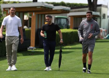 Paulo Fonseca, Geoffrey Moncada, and Zlatan Ibrahimovic (AC Milan via Getty Images)