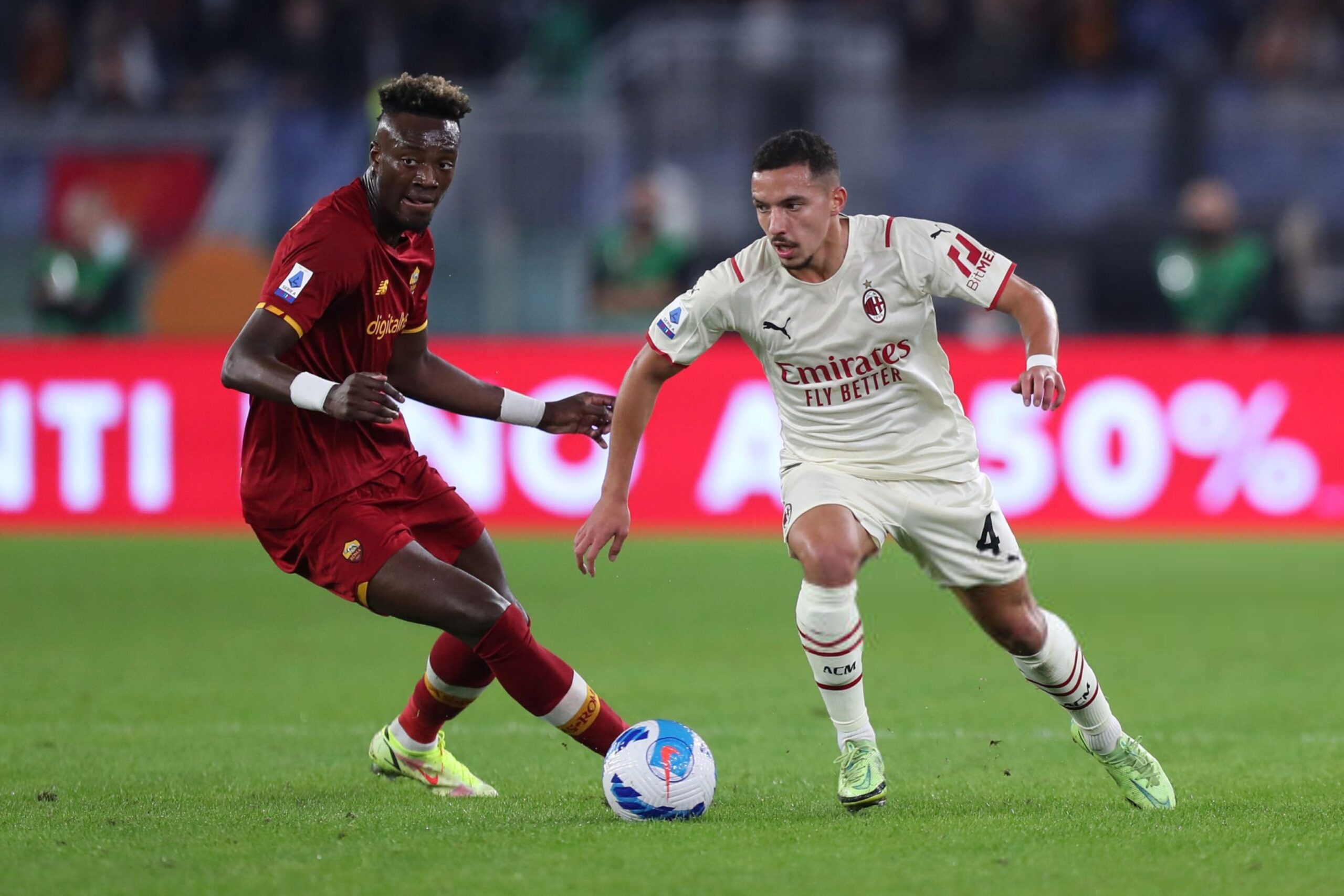 Ismael Bennacer of AC Milan and Tammy Abraham of AS Roma (Getty Images)أبراهام بن ناصر ميلان روما