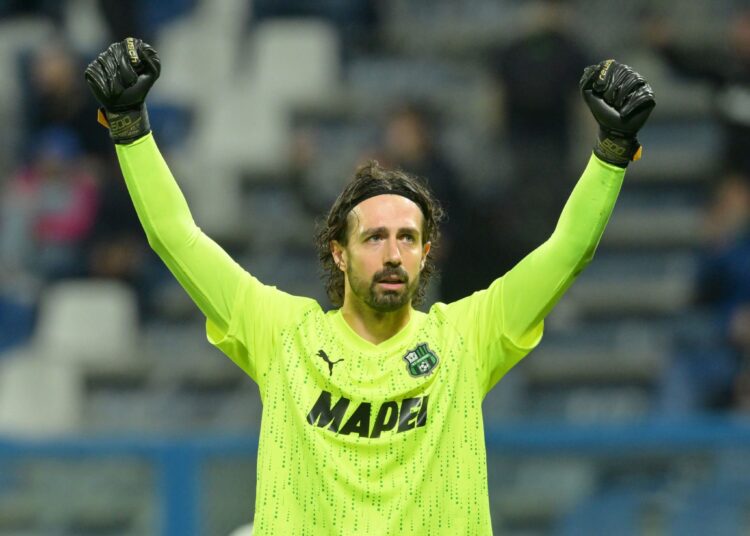 Andrea Consigli of US Sassuolo celebrates the victory after the Serie A TIM match between US Sassuolo and FC Internazionale at Mapei Stadium - Citta' del Tricolore on May 04, 2024 in Reggio nell'Emilia, Italy. (Photo by Giuseppe Bellini/Getty Images)