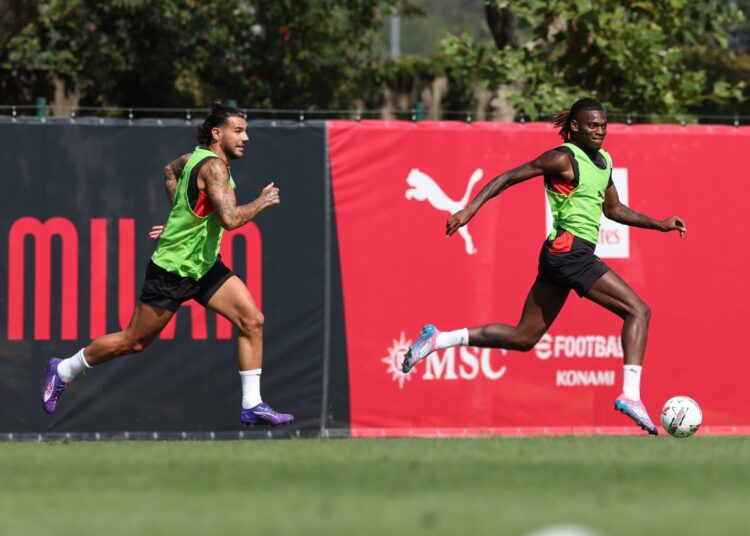 Rafael Leao and Theo Hernandez (AC Milan via Getty Images) ثيو لياو ميلان
