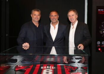 Gerry Cardinale (C) new owner of AC Milan poses with Daniele Massaro (L) and Franco Baresi (R during his visit at Casa Milan on June 01, 2022 in Milan, Italy. (Photo by AC Milan/AC Milan via Getty Images)