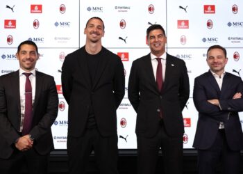 Paulo Fonseca with Zlatan Ibrahimovic, Geoffrey Moncada, and Giorgio Furlani (AC Milan via Getty Images) إبراهيموفيتش فونسيكا ميلان