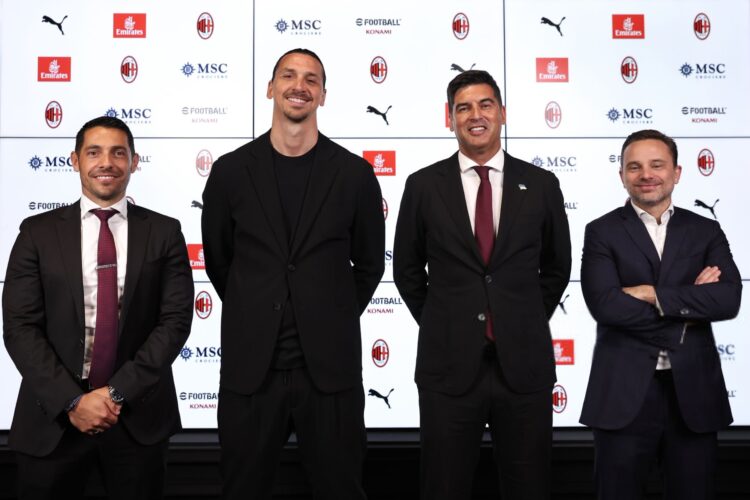 Paulo Fonseca with Zlatan Ibrahimovic, Geoffrey Moncada, and Giorgio Furlani (AC Milan via Getty Images) إبراهيموفيتش فونسيكا ميلان