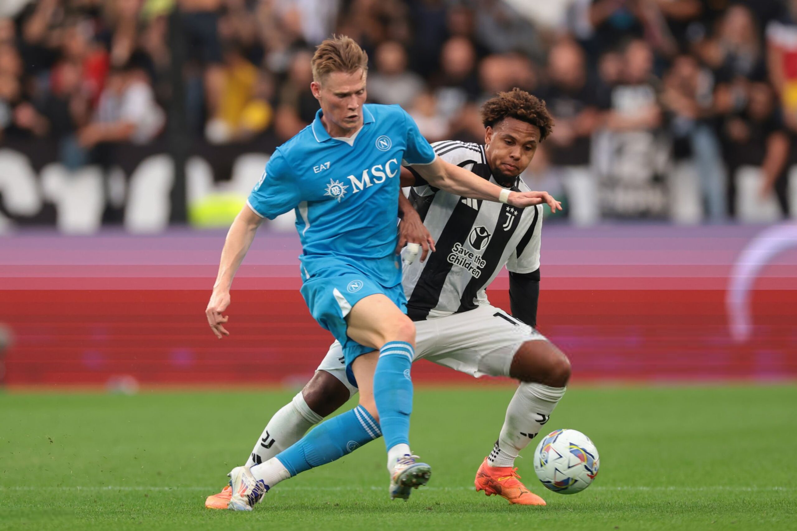 Scott McTominay of SSC Napoli anticipates Weston McKennie of Juventus to the ball during the Serie A match between Juventus and Napoli at Allianz Stadium on September 21, 2024 in Turin, Italy (Getty Images)