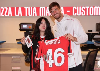 🎥 VIDEO | Milan fan asks Gabbia to say hi to her dad, who is an Inter fan