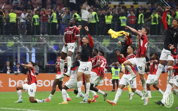AC Milan players celebrate after the derby ميلان