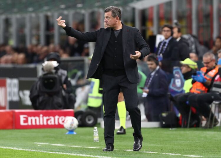 MILAN, ITALY - OCTOBER 19: Udinese Calcio head coach Kosta Runjaic issues instructions to his players during the Serie A match between AC Milan and Udinese Calcio at Stadio Giuseppe Meazza on October 19, 2024 in Milan, Italy. (Photo by Marco Luzzani/Getty Images)