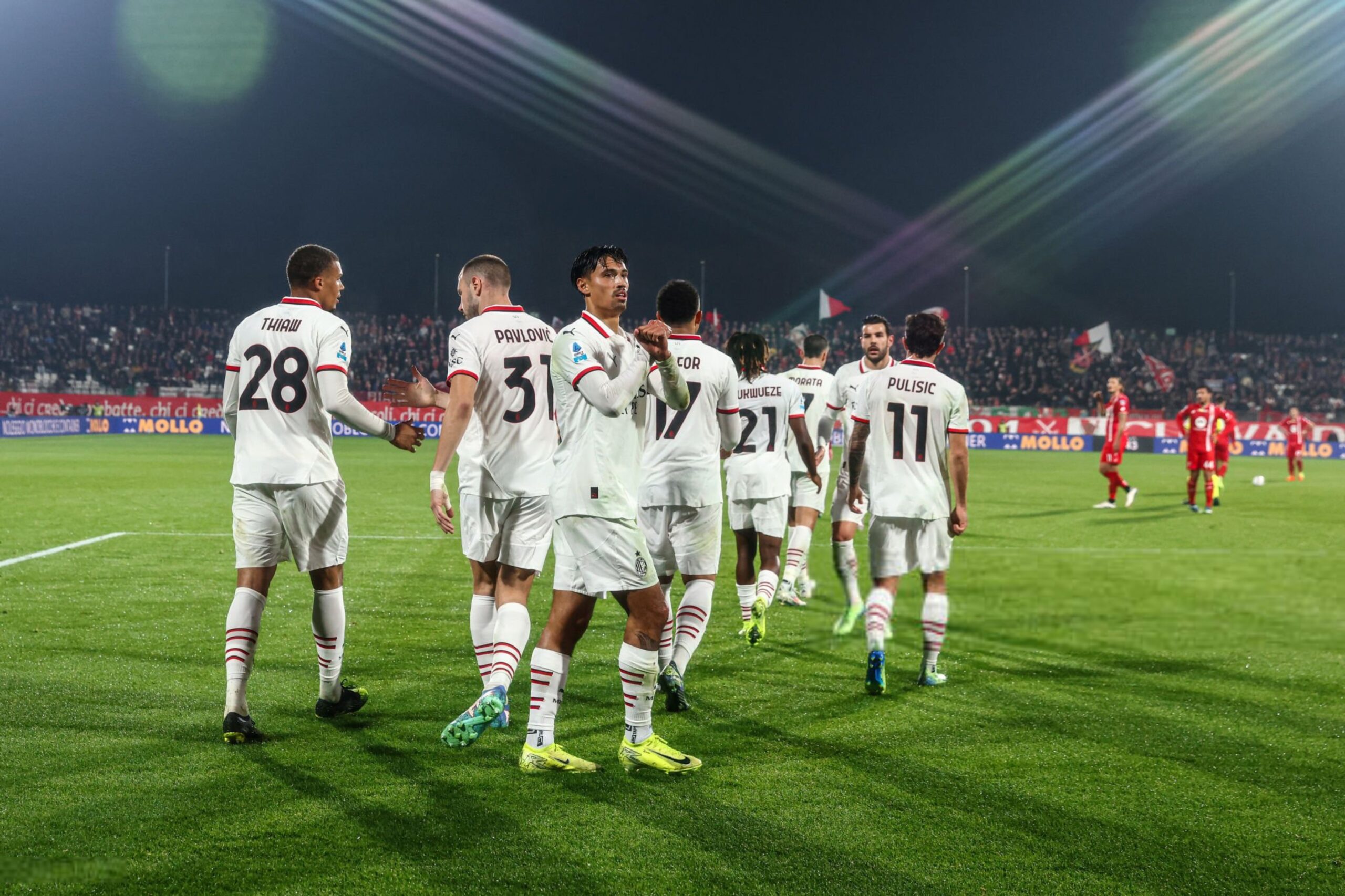 Reijnders and AC Milan players celebrate ميلان رايندرز