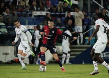 Cagliaris's Nadir Zortea vs AC Milan players