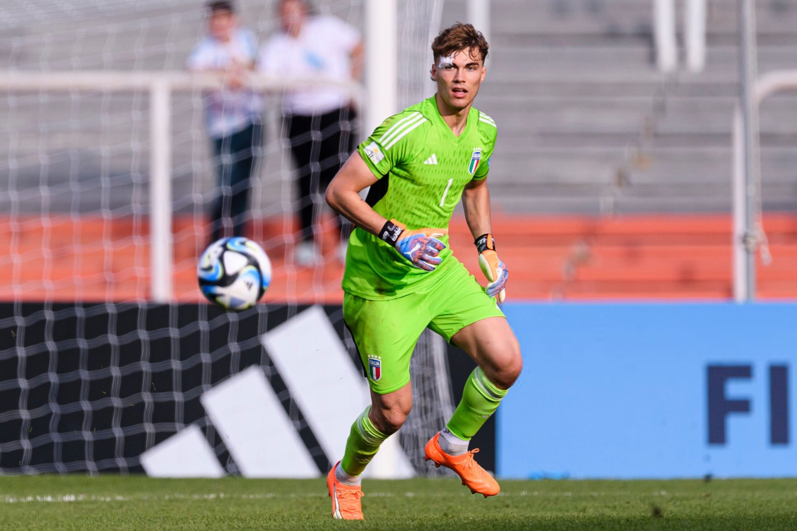 Goalkeeper Sebastiano Desplanches of Italy in action during the FIFA U-20 World Cup Argentina 2023 Group D match between Italy and Nigeria at Mendoza Stadium on May 24, 2023 in Mendoza, Argentina. (Photo by Marcio Machado/Eurasia Sport Images/Getty Images)