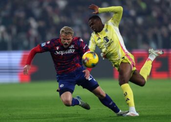 Jens Odgaard of Bologna Fc and Pierre Kalulu of Juventus Fc battle for the ball during the Serie A match between Juventus and Bologna at Allianz Stadium on December 7, 2024 in Turin, Italy. (Photo by sportinfoto/DeFodi Images via Getty Images) كالولو يوفنتوس