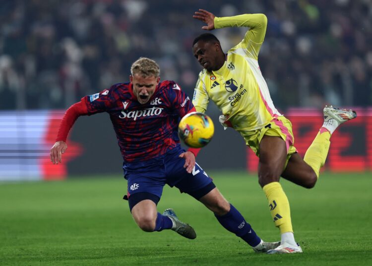 Jens Odgaard of Bologna Fc and Pierre Kalulu of Juventus Fc battle for the ball during the Serie A match between Juventus and Bologna at Allianz Stadium on December 7, 2024 in Turin, Italy. (Photo by sportinfoto/DeFodi Images via Getty Images) كالولو يوفنتوس