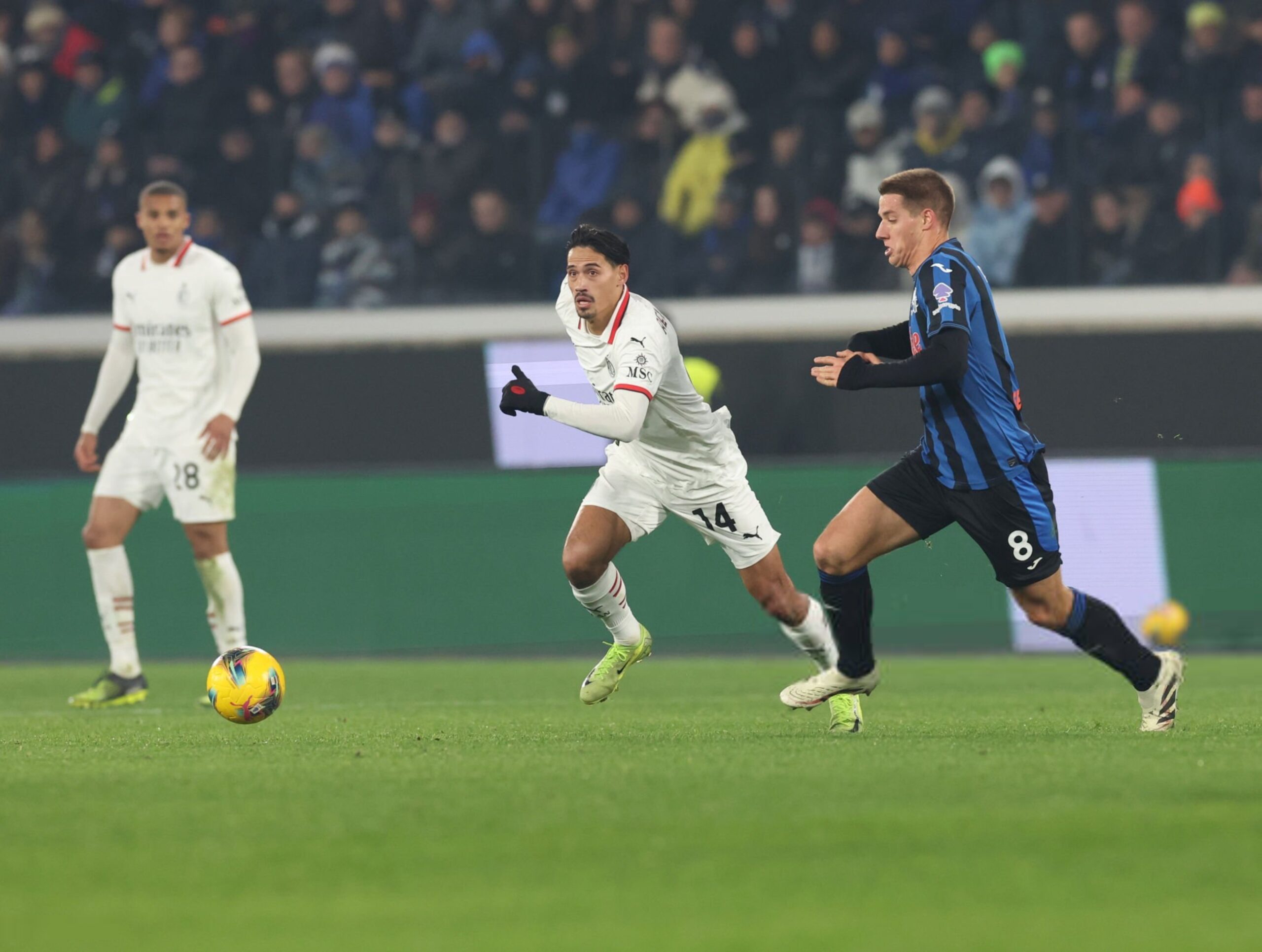Tijjani Reijnders competes for the ball with Mario Pasalic of Atalanta رايندرز ميلان باساليتش أتالانتا