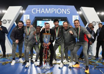 AC Milan's head coach Sergio Conceicao and his staff ميلان كونسيساو