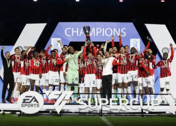 AC Milan players celebrate the Super Cup victory ميلان