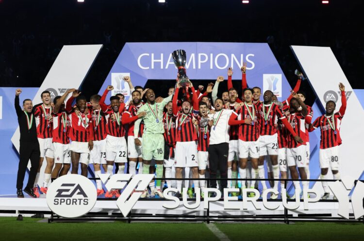 AC Milan players celebrate the Super Cup victory ميلان