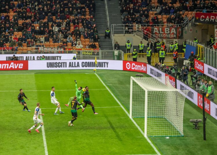 AC Milan's Santiago Gimenez scores against Hellas Verona after an assist from Rafael Leao خيمينيز