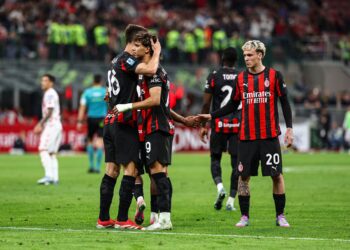 Joao Felix celebrates with Matteo Gabbia and his other AC Milan teammates جواو فيليكس ميلان غابيا