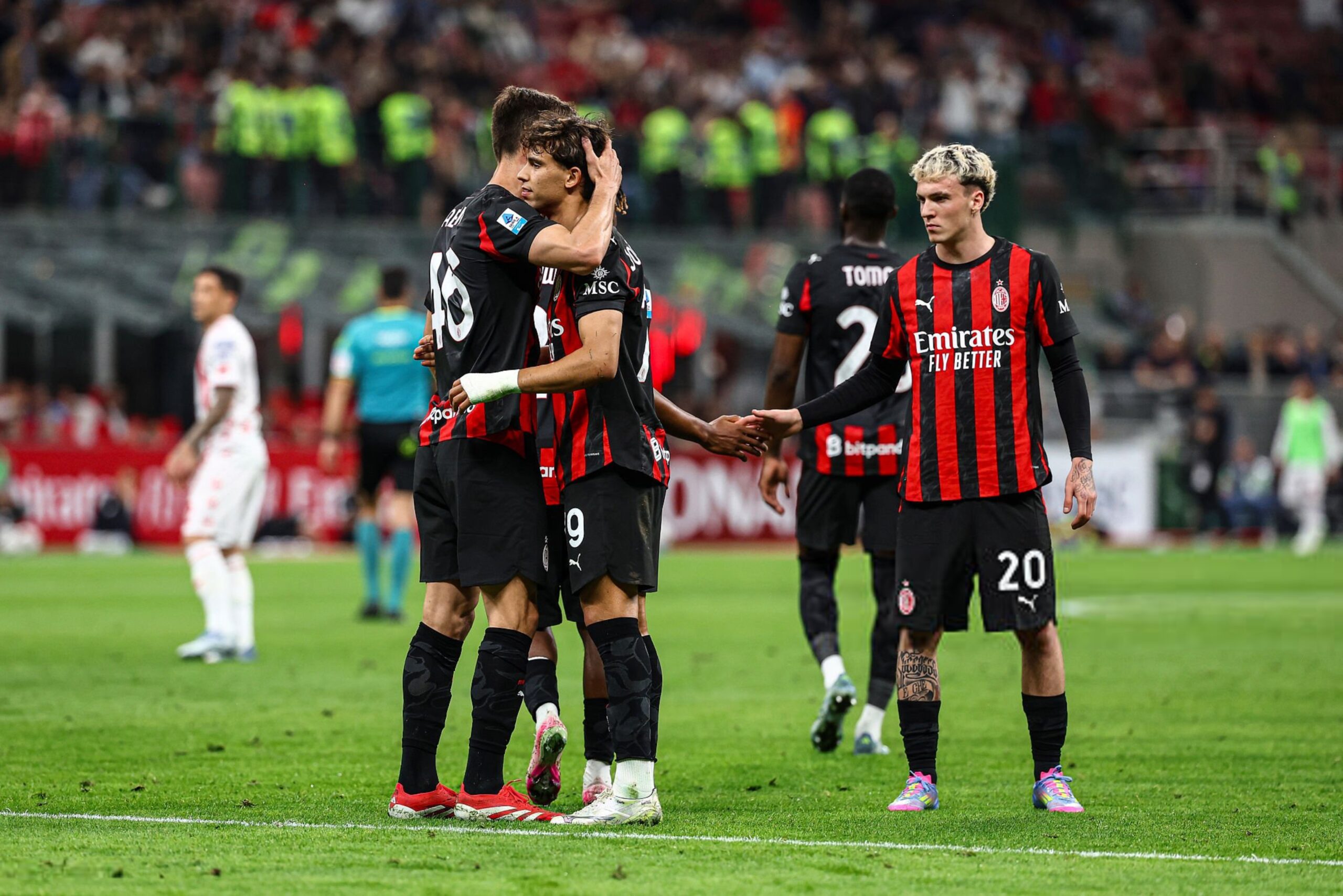 Joao Felix celebrates with Matteo Gabbia and his other AC Milan teammates جواو فيليكس ميلان غابيا