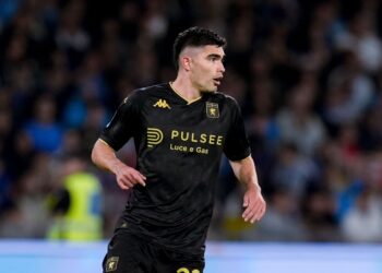 ريبوبليكا: ميلان مهتم بمدافع جنوى و المنتخب المكسيكي فاسكيز