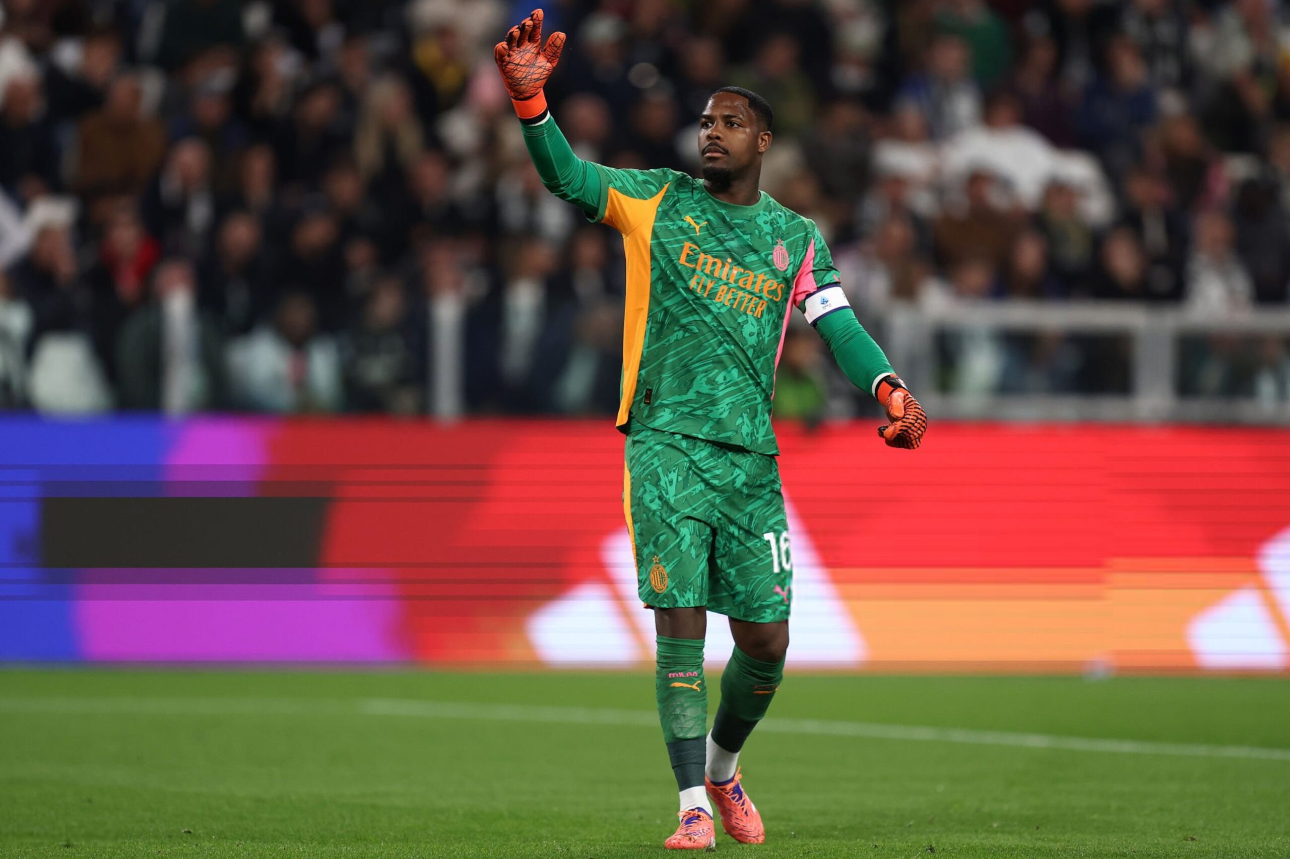 Mike Maignan of AC Milan ميلان مينيون