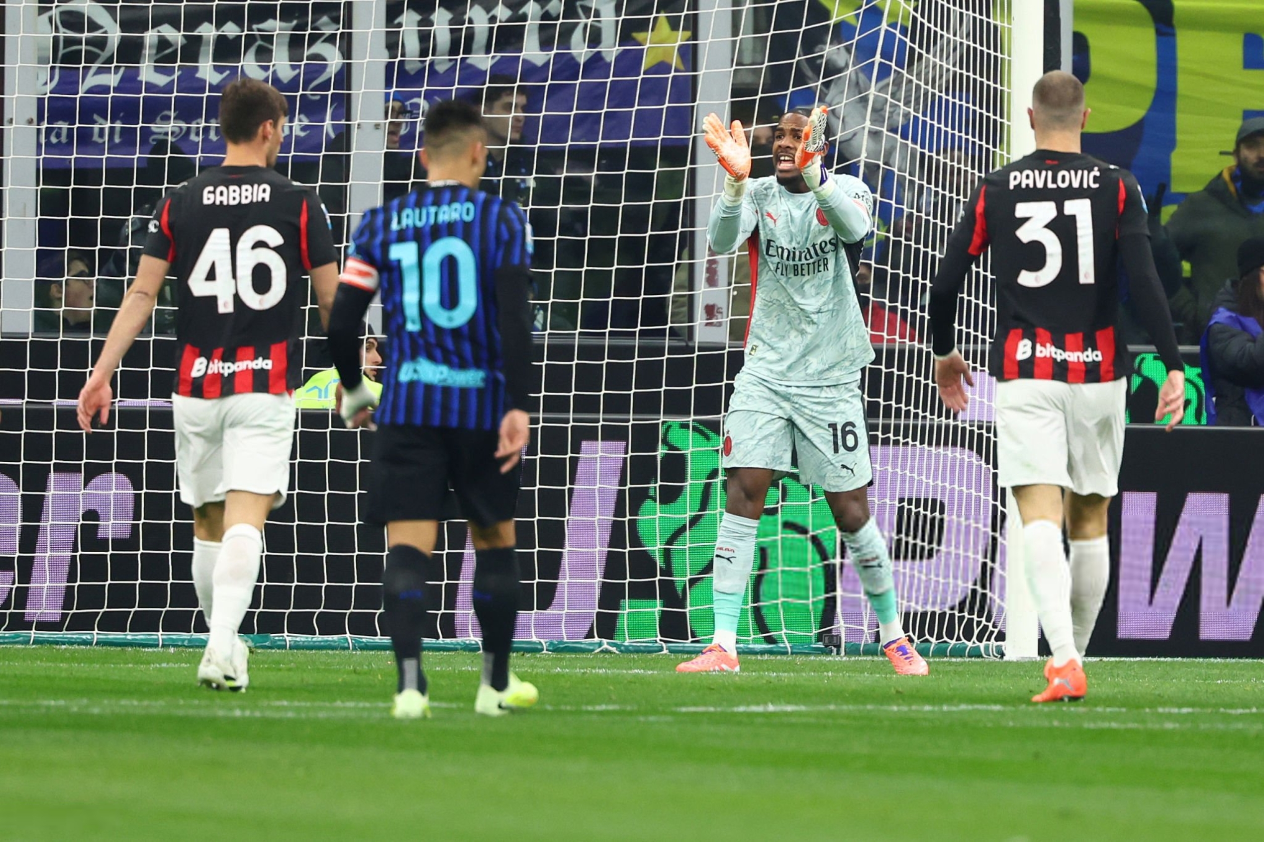 Mike Maignan Milan ميلان مينيون