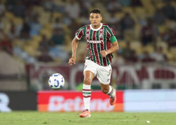 Thiago Silva of Fluminense runs with the ball during the match between Fluminense and Ceara as part of Brasileirao 2025 at Maracana Stadium on October 29, 2025 in Rio de Janeiro, Brazil. (Photo by Lucas Figueiredo/Getty Images)